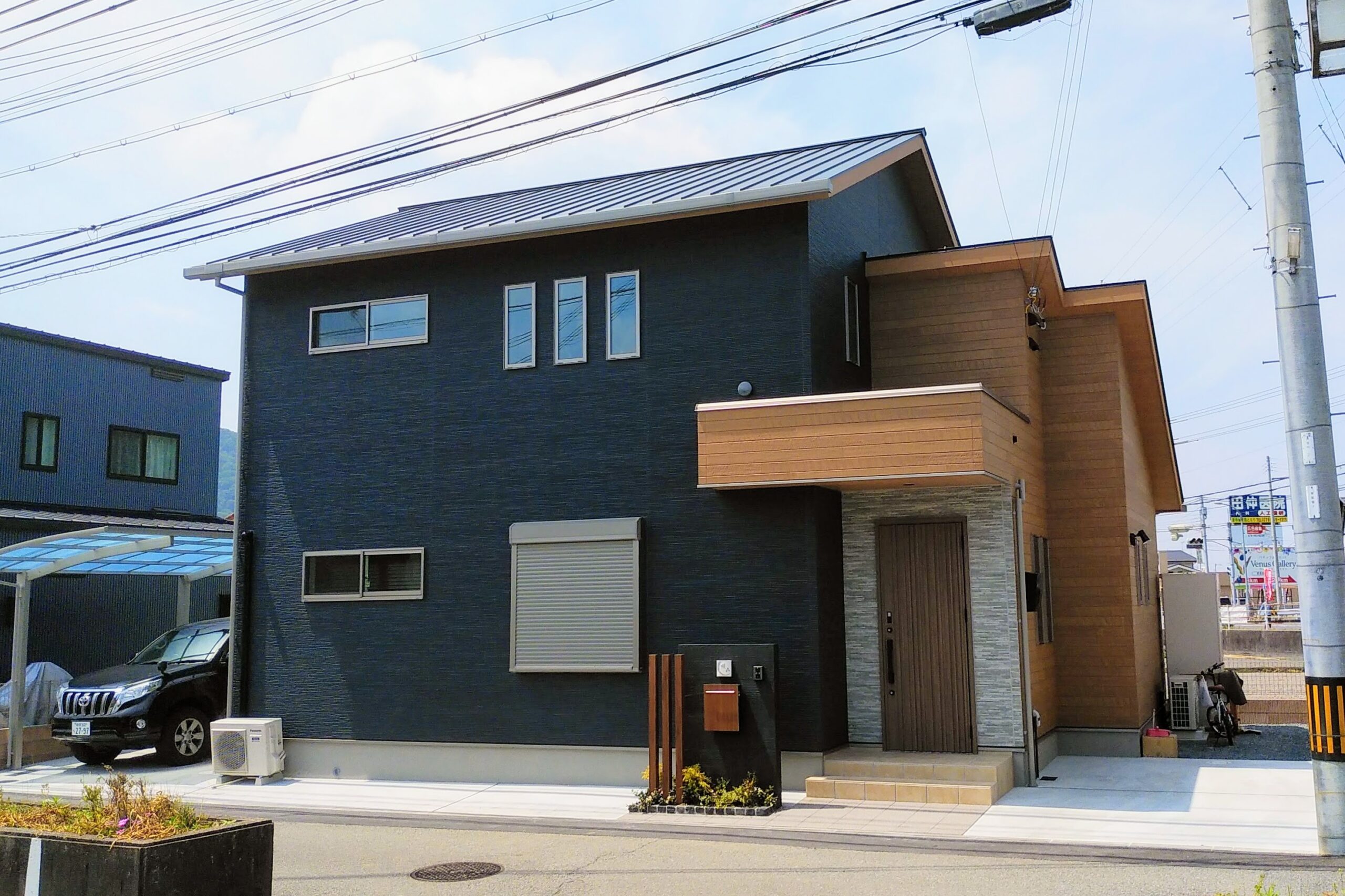 木の温もりとスタイリッシュなデザインがマッチした姫路市注文住宅の外観