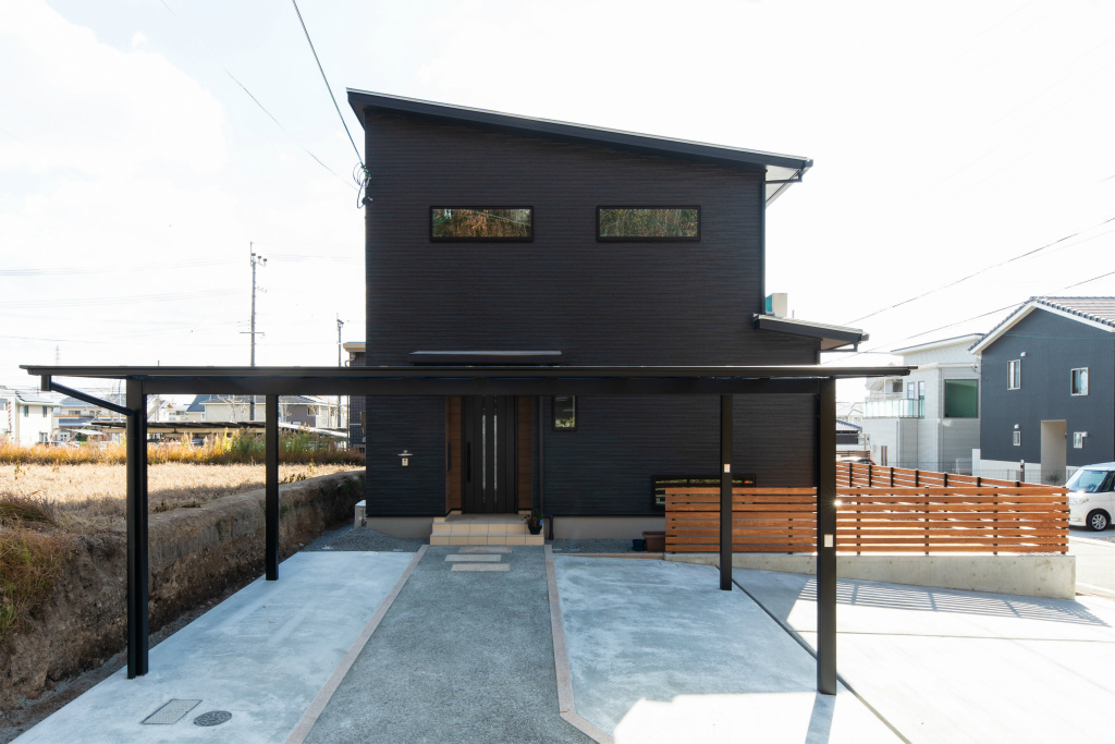 ブラックサイディングと木塀とマッチした加東市注文住宅のスタイリッシュな外観