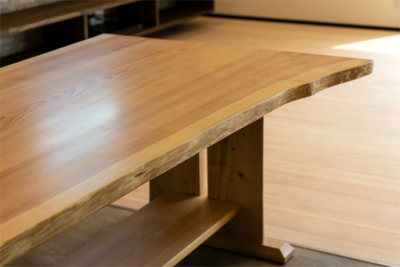 木目と艶が美しい一枚板のオーダーテーブル