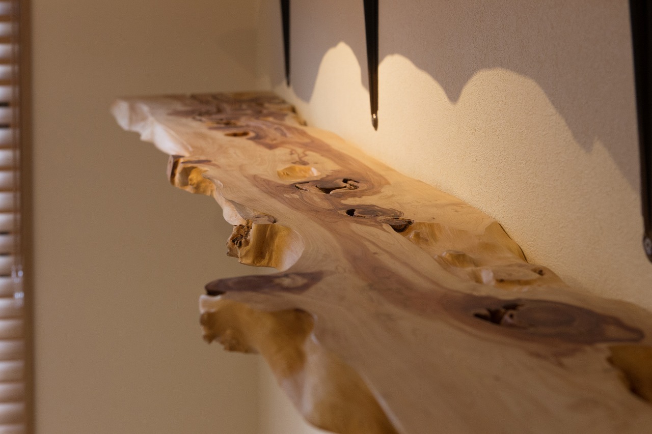 一枚板の個性が光る天然木の飾り棚
