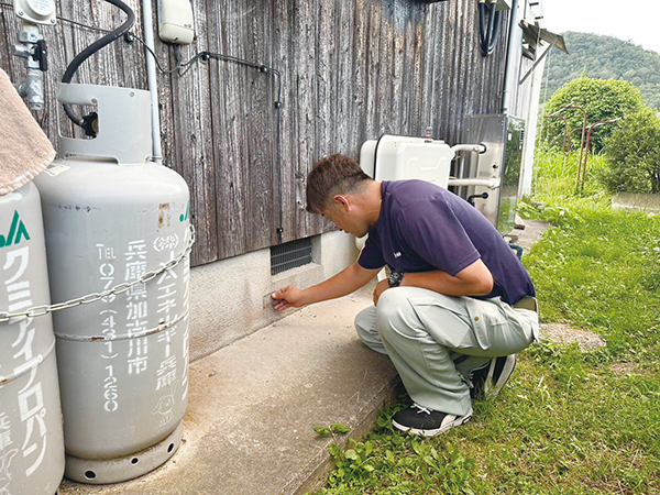 床下調査をする建築士