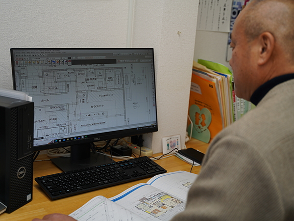 耐震確認をする一級建築士