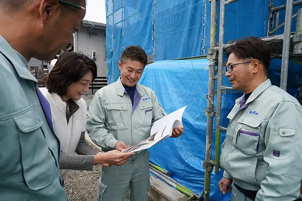 大工さんと建築士と顧客の打ち合わせ